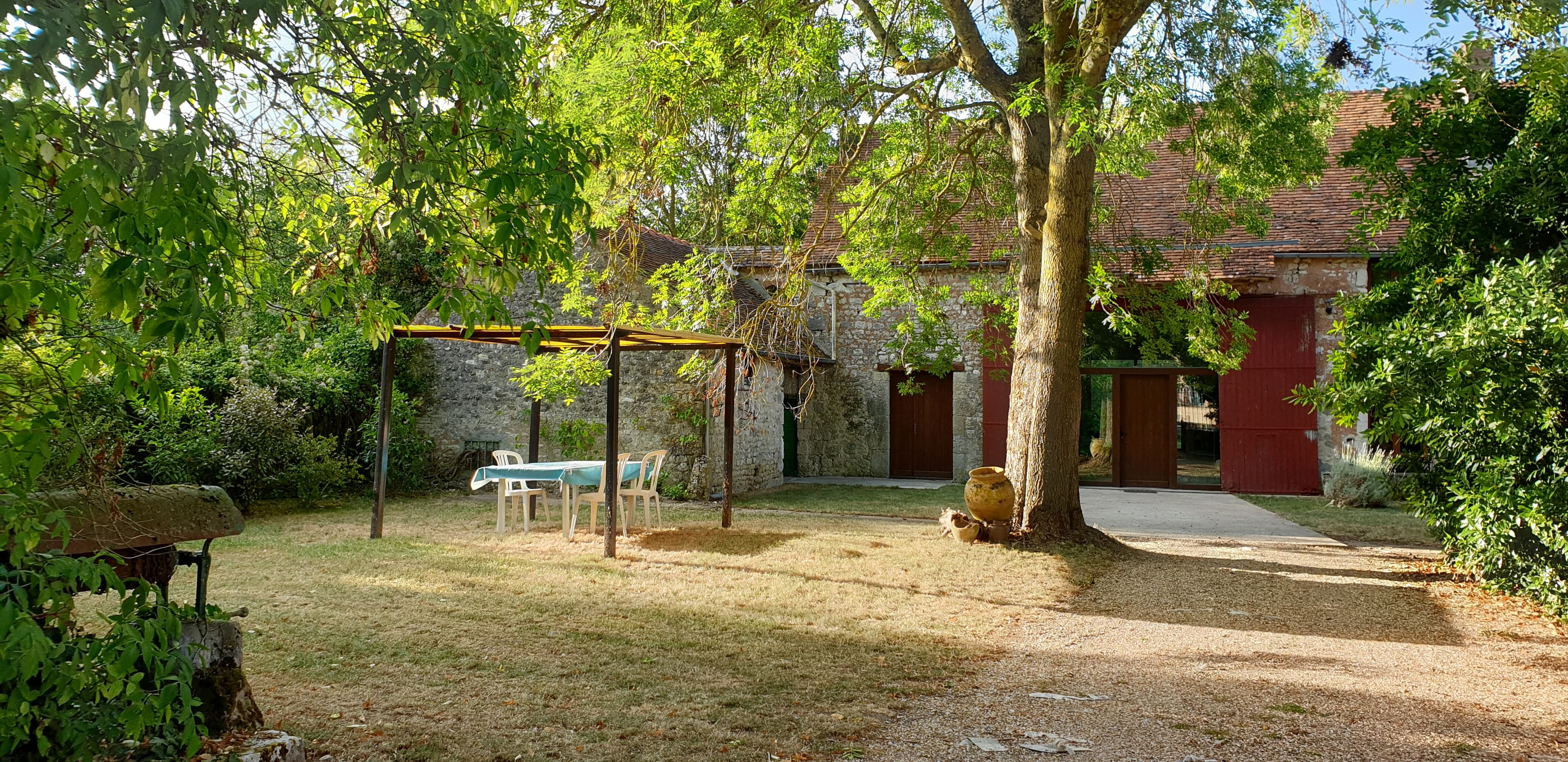 Le lieu du stage — maison ancienne à la campagne